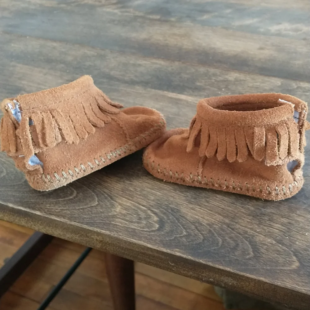 Minnetonka Kids Suede Back Flap Fringe Bootie Size 1